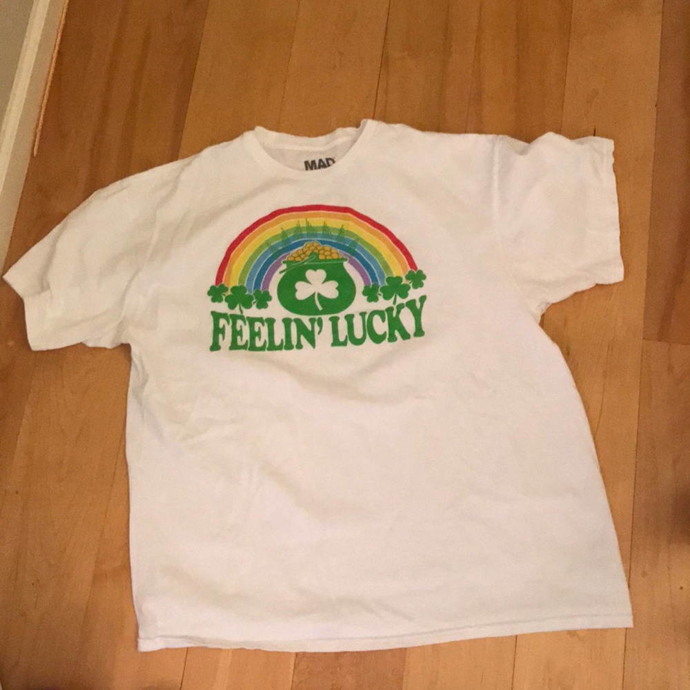 White T-shirt says “feelin’ lucky”